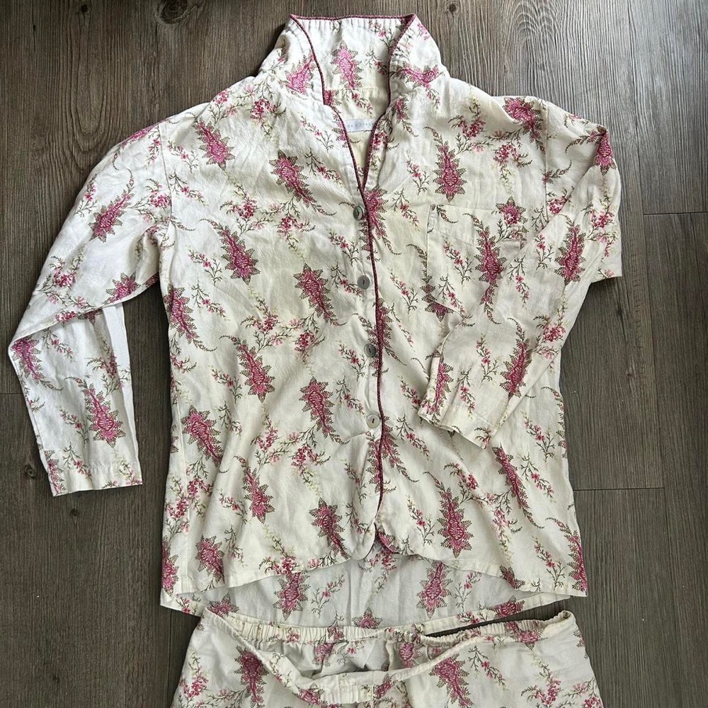 Vintage pajama set❤️

✨size-s/m
✨condtion-no noticable stains or flaws